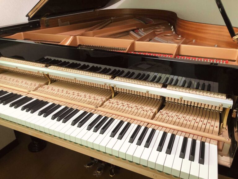 中が見えたグランドピアノ