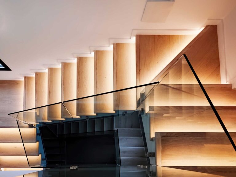 家屋室内高級廻り階段